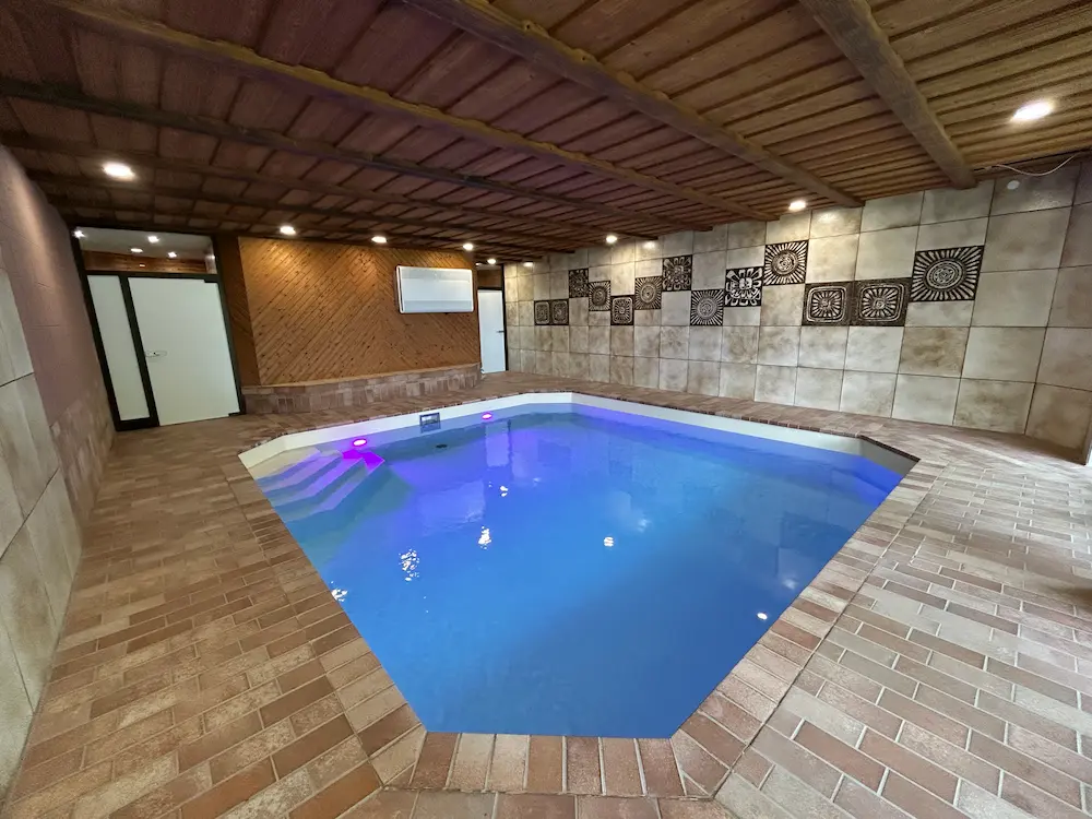 Wellnessbereich mit Schwimmbad im Ferienhaus Wanderath N°10