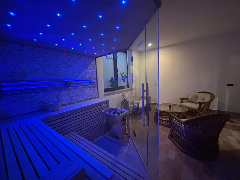 Sauna mit Sternenhimmel im Wellnessbereich, beleuchtet