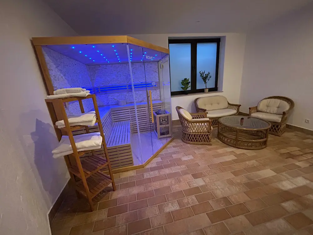 Sauna mit Ruhebereich im Wellnessbereich