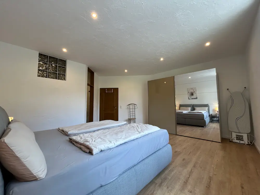 Schlafzimmer Erdgeschoss – Ferienhaus Wanderath N°10