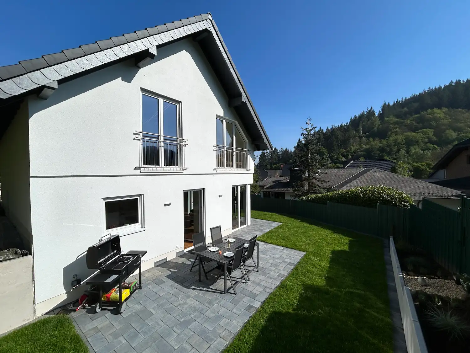 Ferienhaus Leimbach N°4 – Neubau-Ferienhaus mit privater Sauna, Dampfbad und Garten direkt am Waldrand, 5 Minuten von Adenau entfernt.