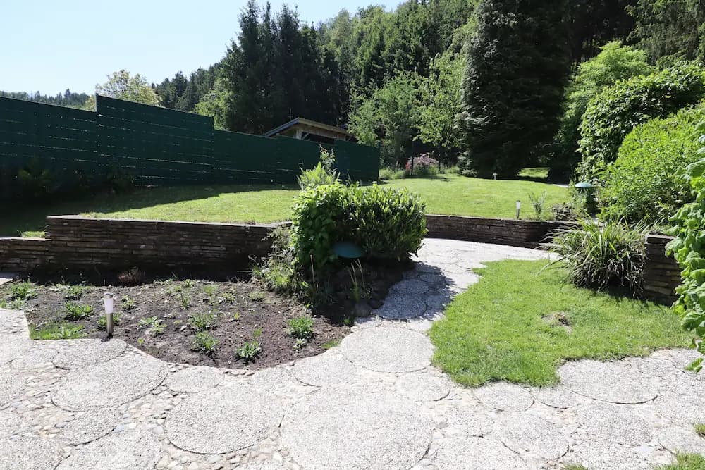Hausansicht mit Garten im Ferienhaus Leimbach N°6