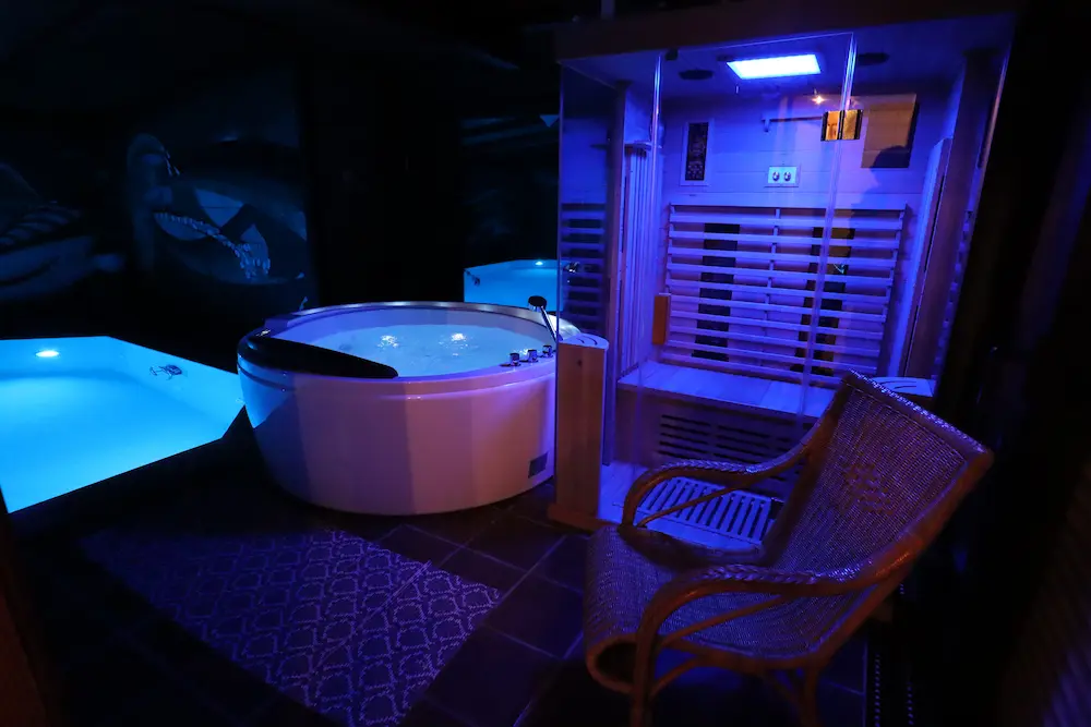 Sauna und Whirlpool im Wellnessbereich, beleuchtet