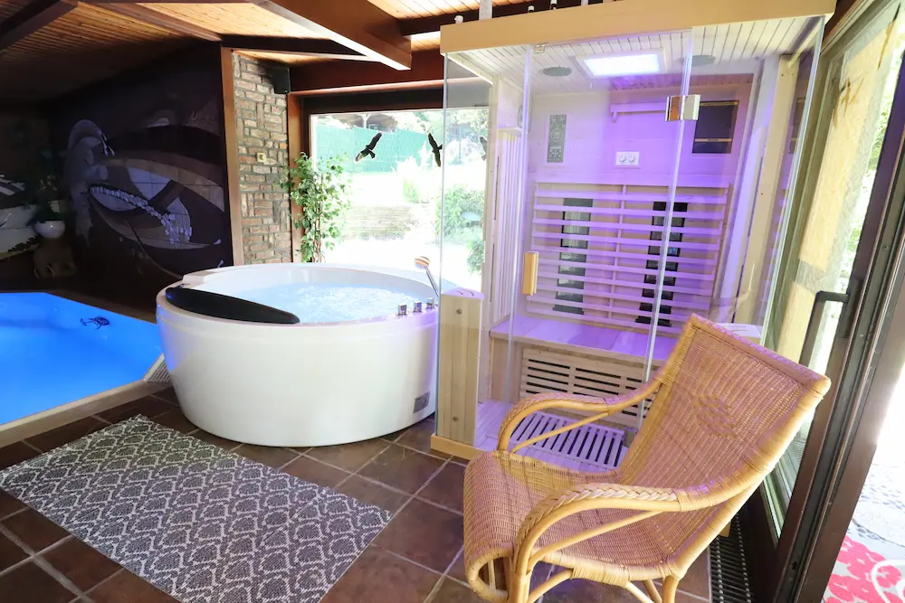 Sauna und Whirlpool im Wellnessbereich bei Tageslicht