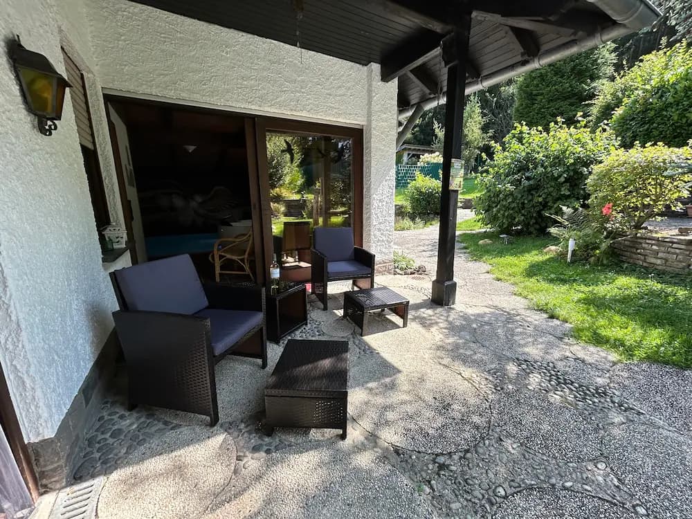 Terrasse am Pool – Ferienhaus Leimbach N°6