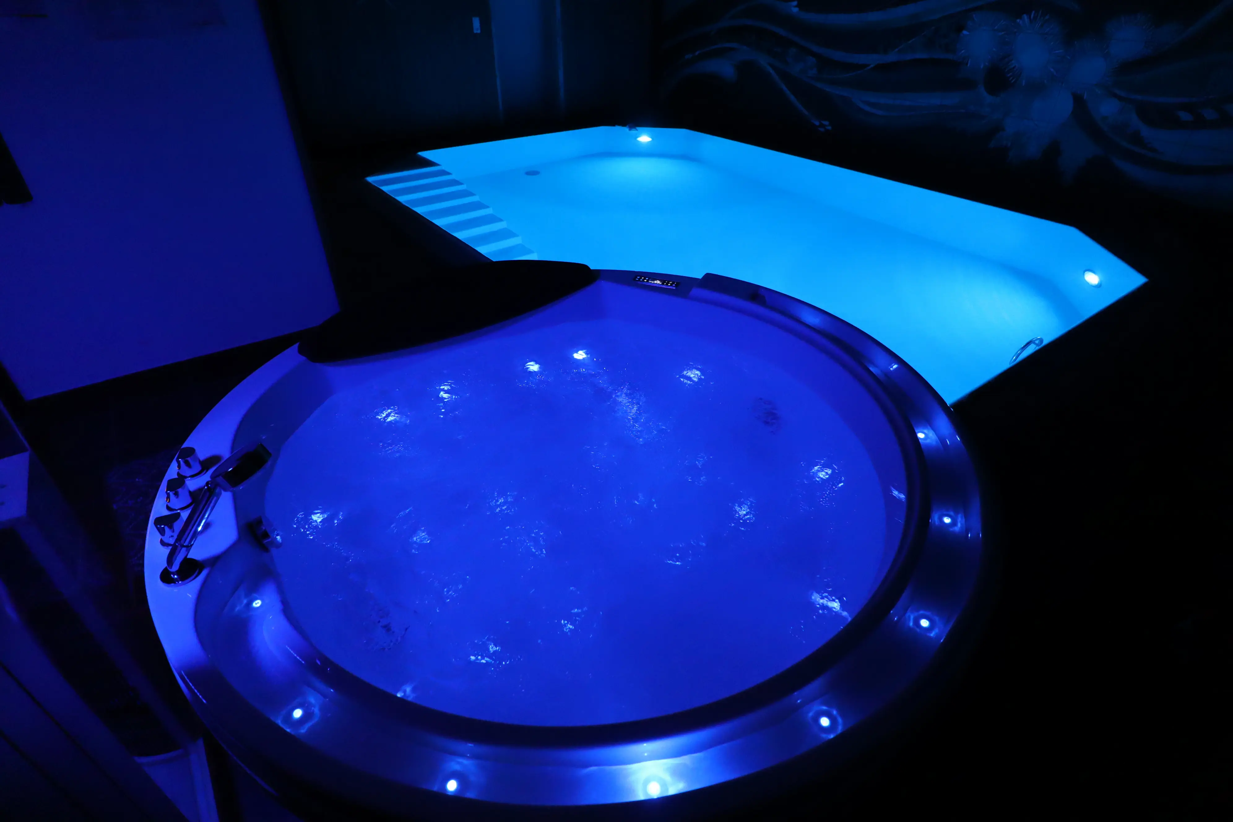 Whirlpool und Schwimmbad beleuchtet – Ferienhaus Leimbach N°6
