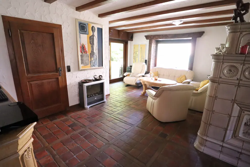 Wohnzimmer mit Kachelofen – Ferienhaus Leimbach N°6
